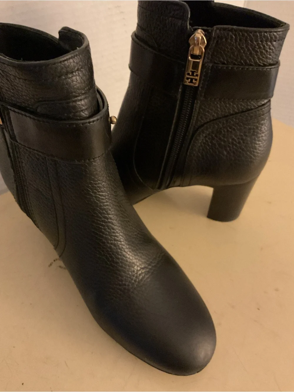Tory Burch women black leather Turnlock gold logo heel boots zUS 5.5